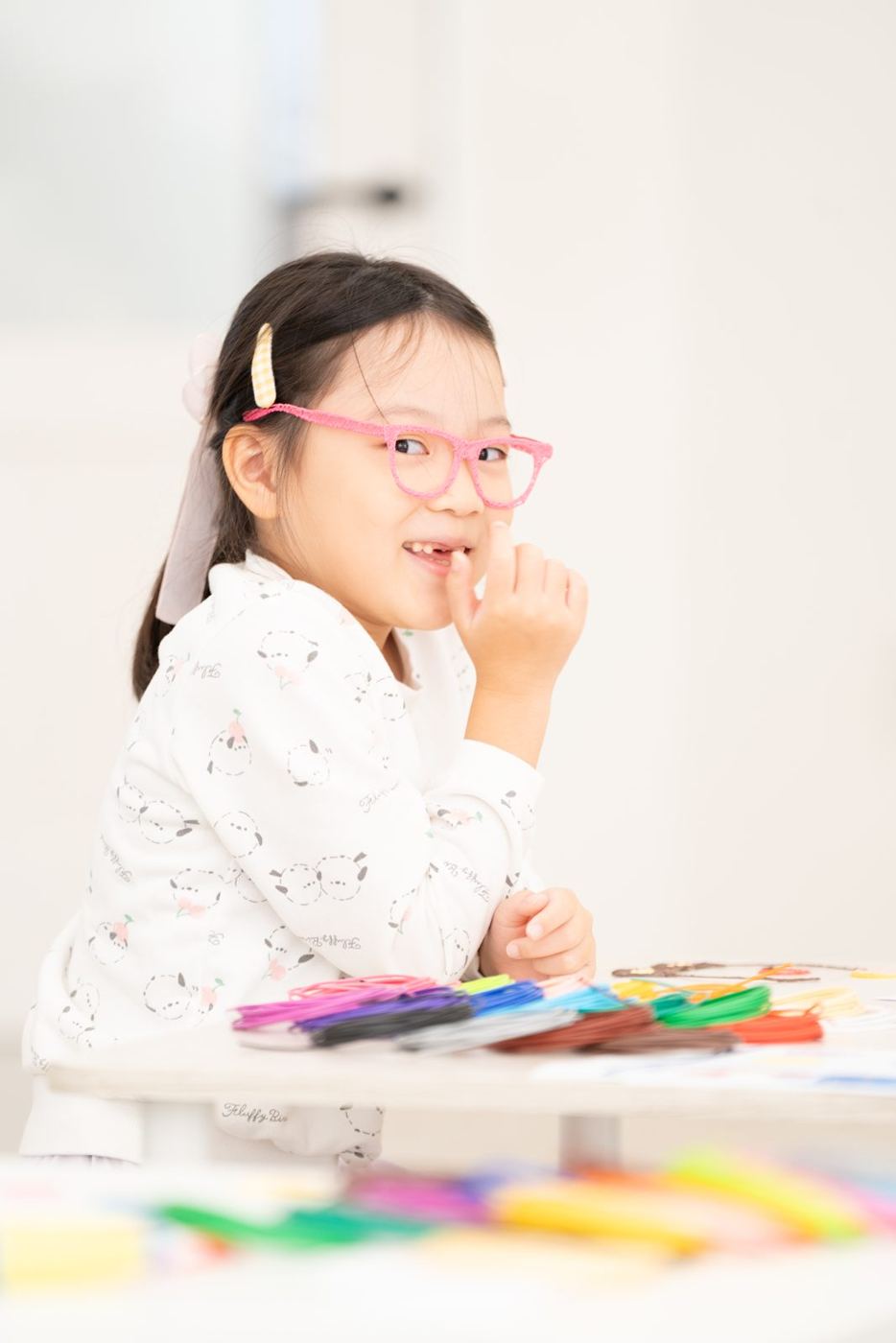 自分でつくったメガネをかけて笑う子ども