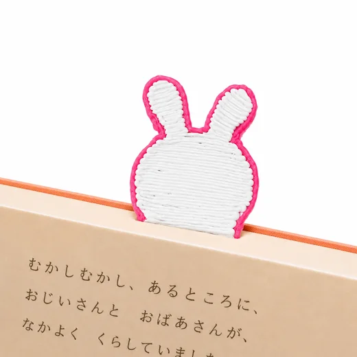 本にはさんだ、うさぎのしおり